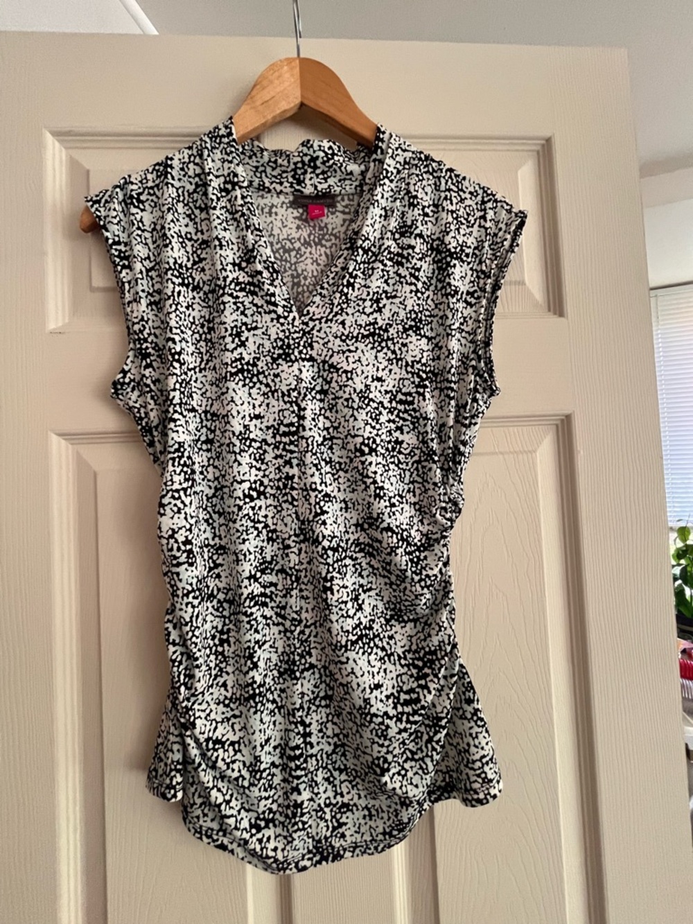 Vince Camuto Ruched Blouse Flattering V-Neck Abstract Print Work Top M soft
